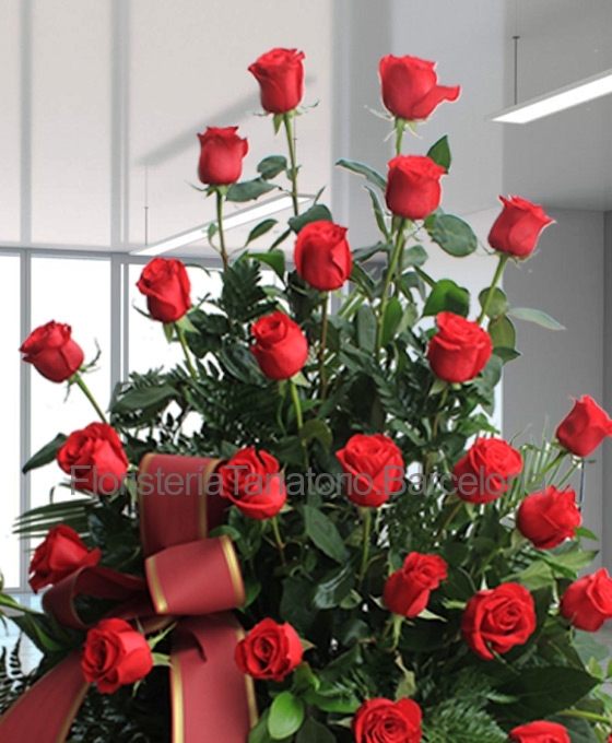 centro funerario de 30 rosas rojas