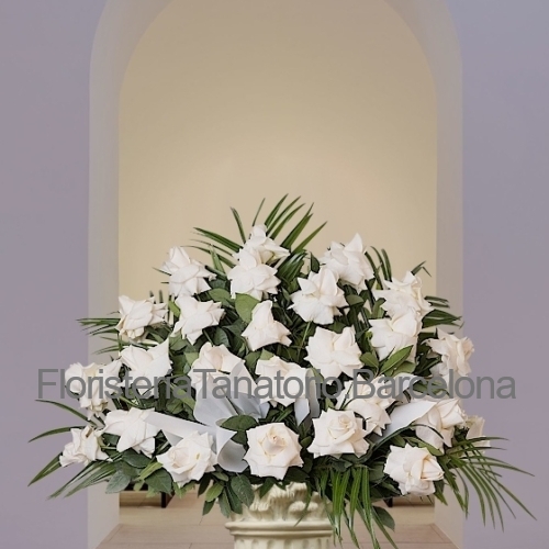 Centro Funerario Bajo de Rosas blancas en Barcelona