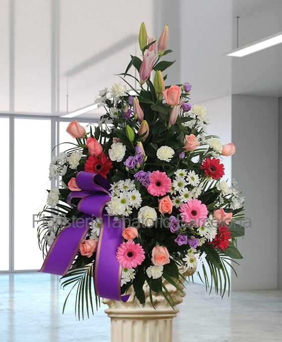 centro de flores funerarias tonos rosas piramidal